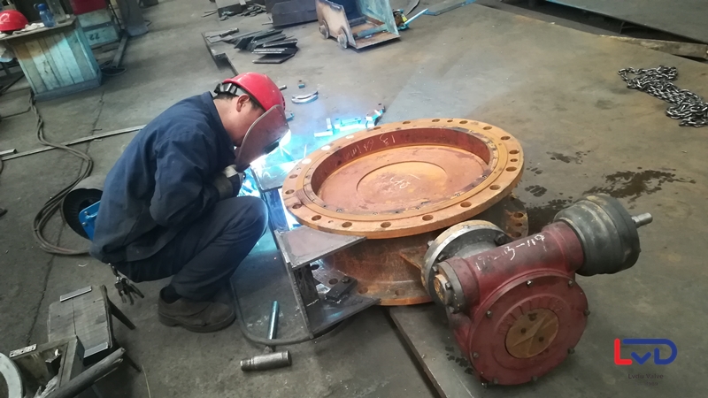 鋁都閥門DN600法蘭蝶閥站腳、起吊環(huán)焊接加工現(xiàn)場(chǎng)